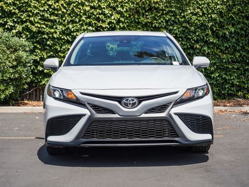 Used 2022 Toyota Camry SE w/ Carpet Mat Package (TMS) FWD image 2