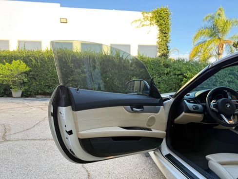 Used 2011 BMW Z4 sDrive35i image 17