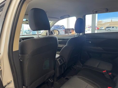 Used 2020 Mitsubishi Outlander ES image 32