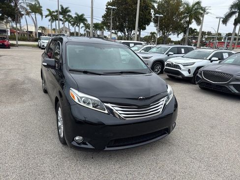 Used 2016 Toyota Sienna Limited Premium image 2