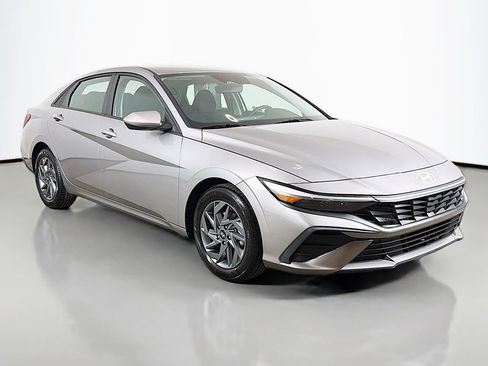 Used 2024 Hyundai Elantra SEL FWD image 2