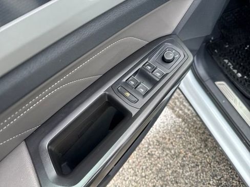 Certified 2022 Volkswagen Atlas SEL R-Line image 12