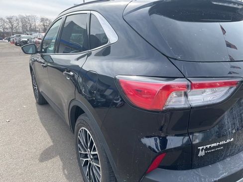 Used 2021 Ford Escape Titanium image 3