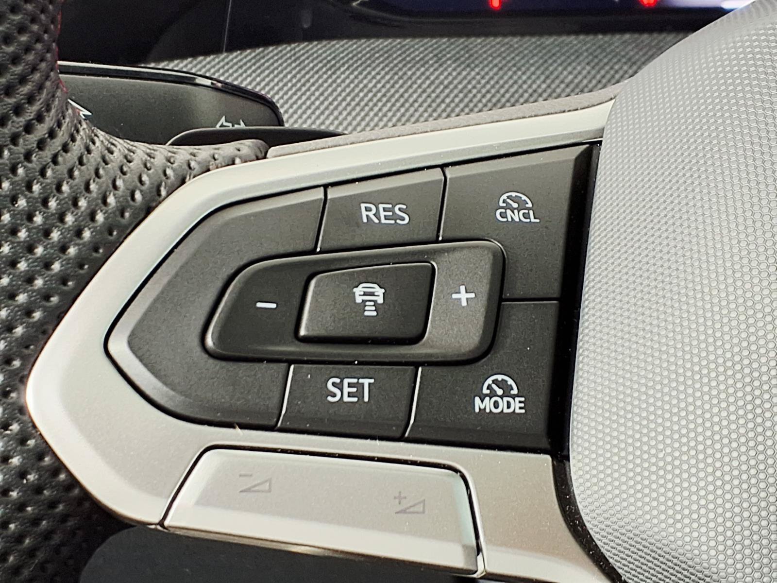 Used 2025 Volkswagen GTI SE FWD image 18