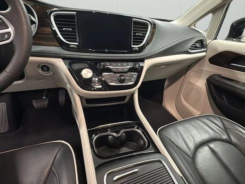 Used 2024 Chrysler Pacifica Limited FWD image 20