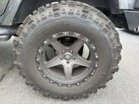 Used 2017 Jeep Wrangler Unlimited Rubicon w/ Cold Weather Group AWD/4WD image 24