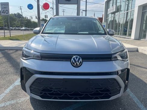 New 2025 Volkswagen Taos SE image 3