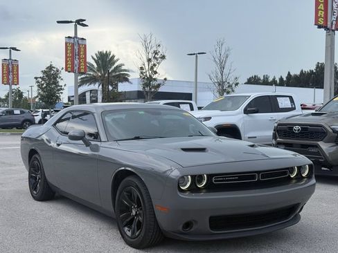 Used 2018 Dodge Challenger SXT RWD image 4