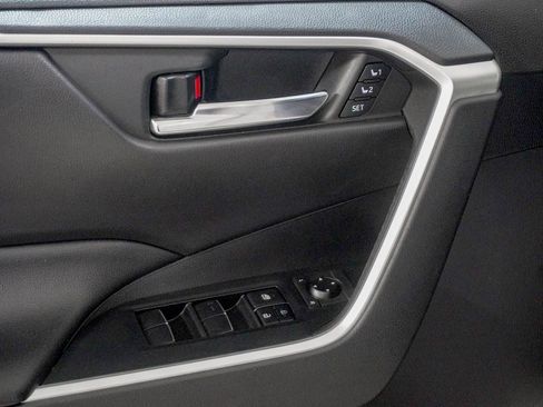 Used 2020 Toyota RAV4 XLE Premium image 19