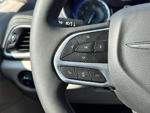 Used 2023 Chrysler Pacifica Touring-L FWD image 16
