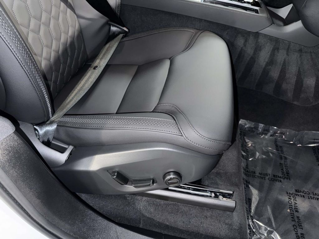 Certified 2025 Volvo XC90 T8 Plus w/ Protection Package Premier AWD/4WD image 15