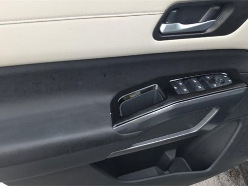 Used 2024 Nissan Pathfinder SL w/ Black Appearance Package AWD/4WD image 12