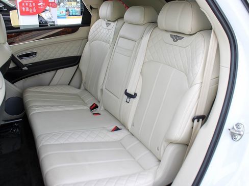 Used 2020 Bentley Bentayga Plug-In Hybrid AWD/4WD image 18