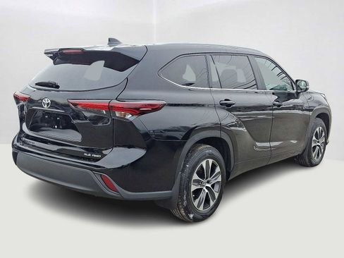 Certified 2024 Toyota Highlander XLE image 6