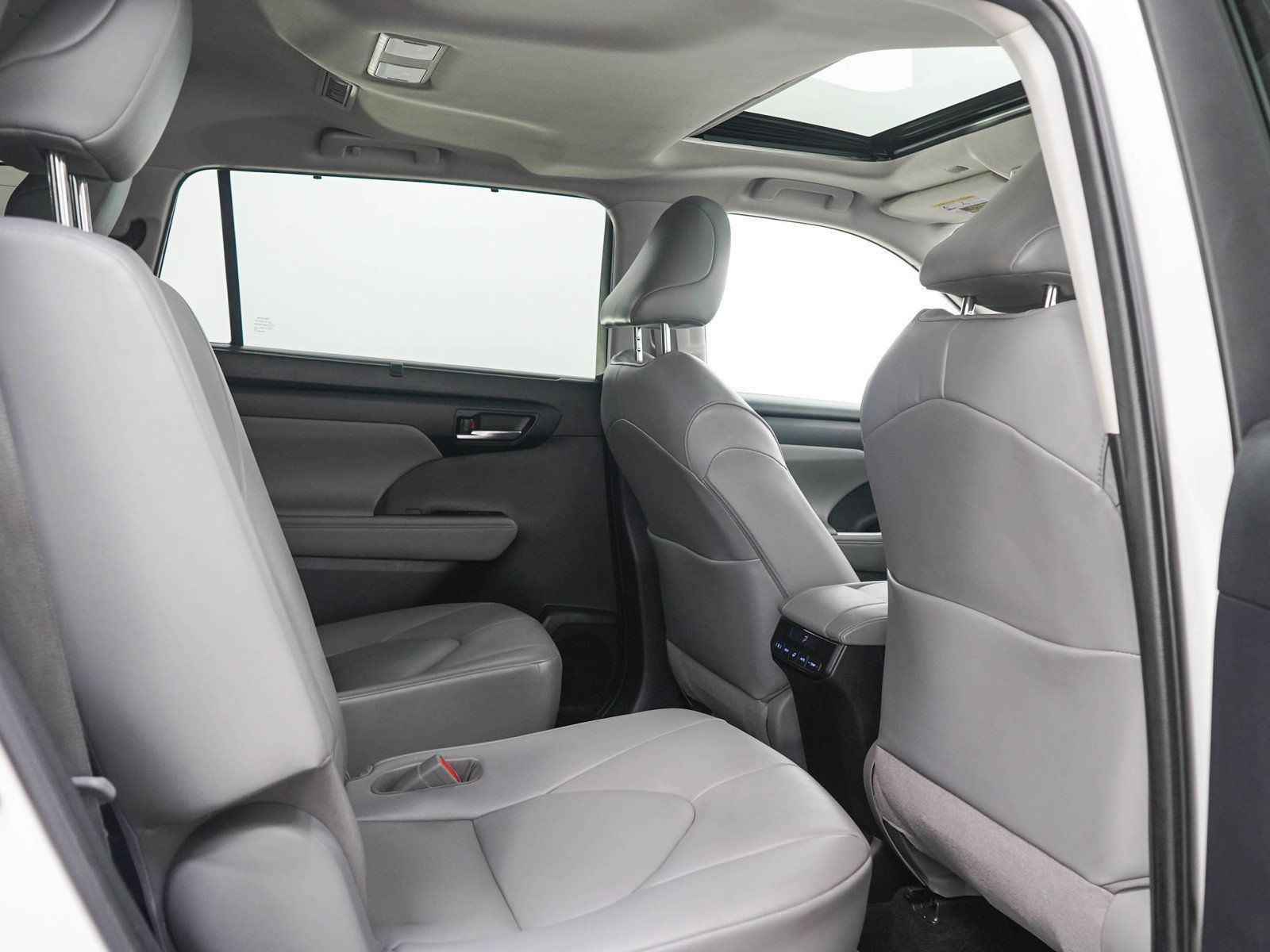 Used 2021 Toyota Highlander XLE AWD/4WD image 14