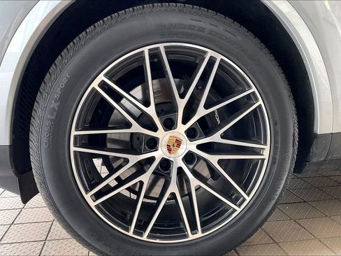 Used 2025 Porsche Cayenne AWD/4WD image 31