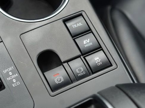 Certified 2025 Toyota Highlander XLE image 40