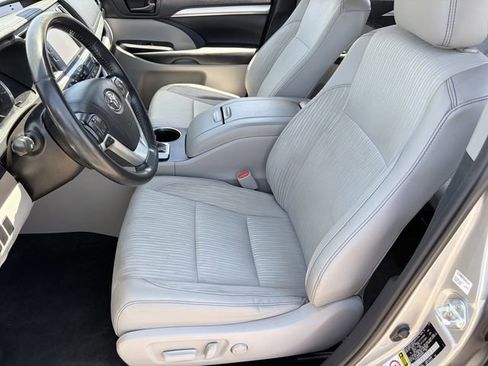 Used 2019 Toyota Highlander Plus FWD image 6