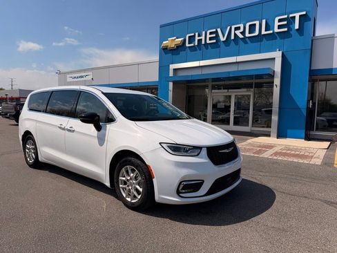 Used 2024 Chrysler Pacifica Touring-L FWD image 1