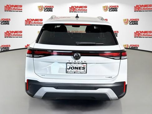 Used 2025 Volkswagen Tiguan SE AWD/4WD image 14