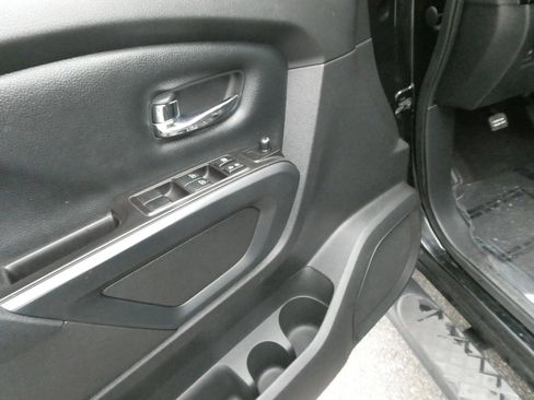 Used 2019 Nissan Titan SV w/ SV Convenience Package image 14
