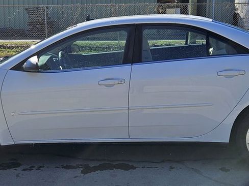 Used 2009 Pontiac G6 Sedan w/ Preferred Package image 2