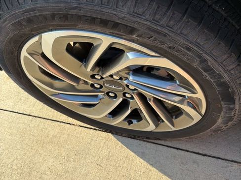 Used 2025 Lincoln Navigator Reserve image 16