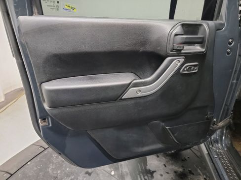 Used 2016 Jeep Wrangler Unlimited Rubicon w/ Connectivity Group image 13