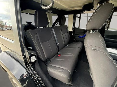 Used 2018 Jeep Wrangler Unlimited Sahara image 26