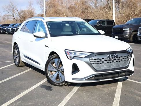 Used 2024 Audi Q8 e-tron Premium Plus w/ Premium Plus Package image 2