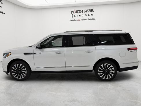 Used 2023 Lincoln Navigator L Black Label AWD/4WD image 2
