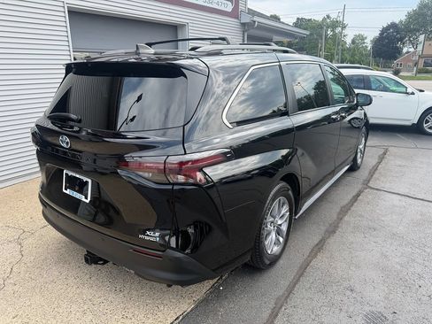 Used 2023 Toyota Sienna XLE AWD/4WD image 3