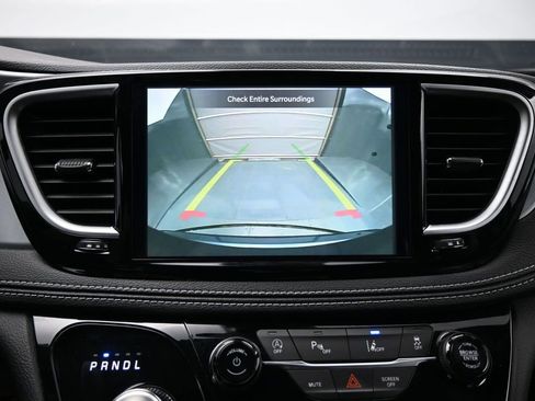 Used 2025 Chrysler Pacifica Limited FWD image 23