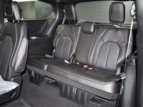 New 2026 Chrysler Pacifica Select image 41