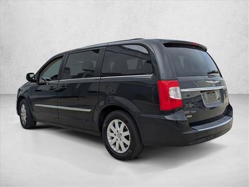 Used 2014 Chrysler Town & Country Touring image 7