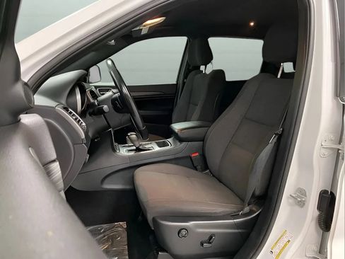 Used 2020 Jeep Grand Cherokee Laredo RWD image 10