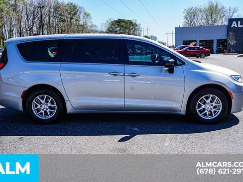 Used 2024 Chrysler Pacifica Touring-L FWD image 8