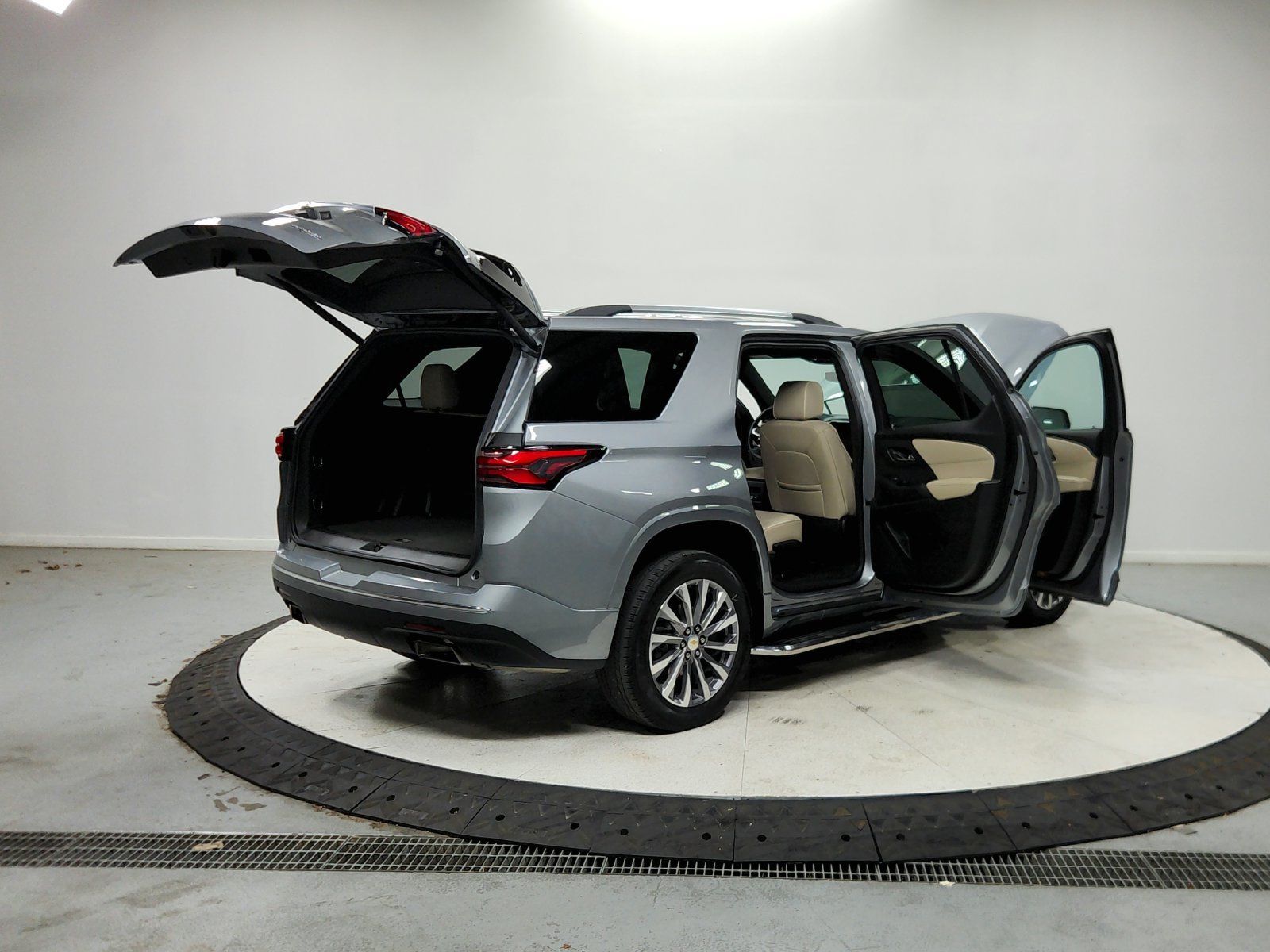 Used 2023 Chevrolet Traverse Premier FWD image 16