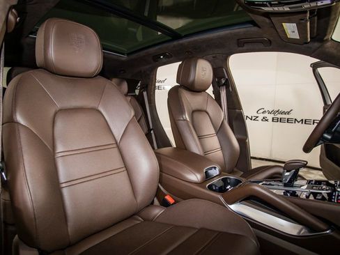 Used 2022 Porsche Cayenne Turbo S image 17