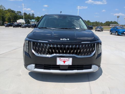 Used 2025 Kia Carnival FWD image 2