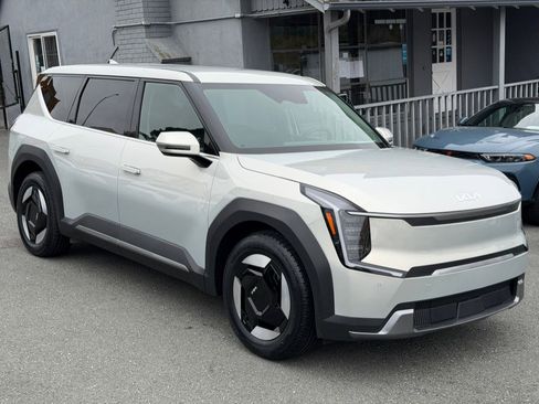 Used 2024 Kia EV9 Light Long Range RWD image 3