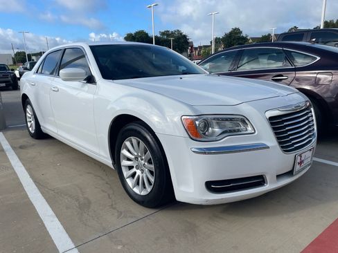 Used 2014 Chrysler 300 RWD image 3