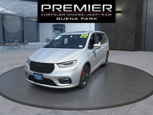 Used 2022 Chrysler Pacifica Limited w/ Uconnect Theater Family Group FWD image 3