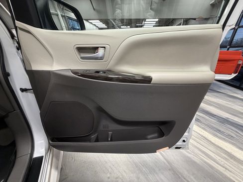 Used 2019 Toyota Sienna XLE image 41