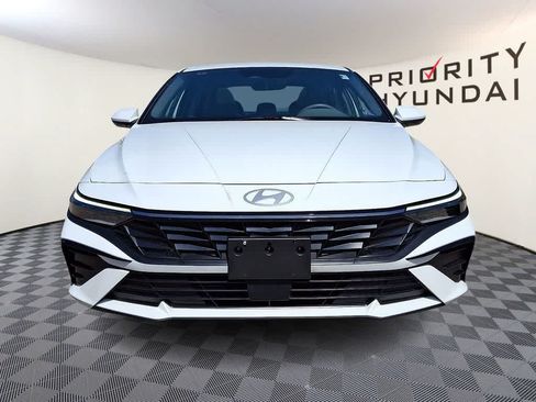 Used 2025 Hyundai Elantra SEL FWD image 2
