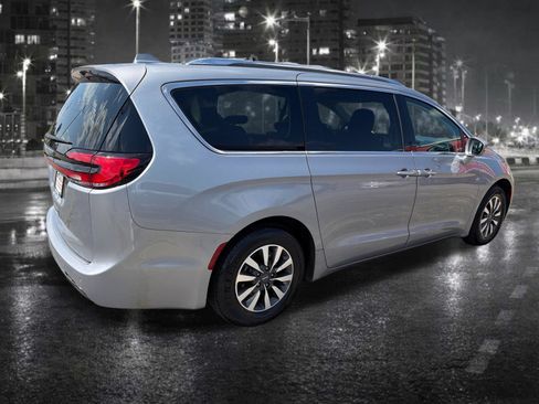 Used 2021 Chrysler Pacifica Touring-L FWD image 6