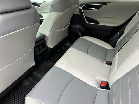 Used 2023 Toyota RAV4 XLE Premium image 4