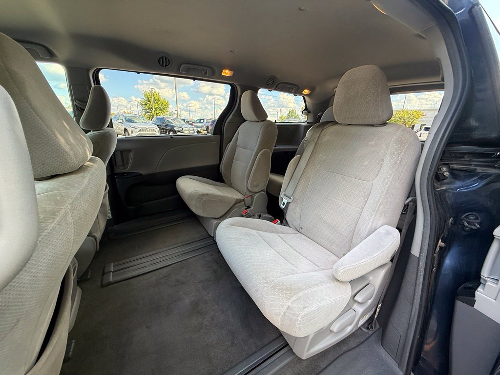 Used 2018 Toyota Sienna LE FWD image 36