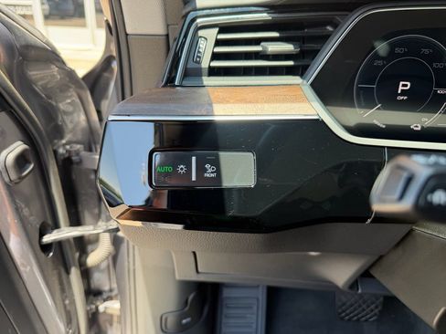 Used 2019 Audi e-tron Prestige w/ Prestige Package AWD/4WD image 43