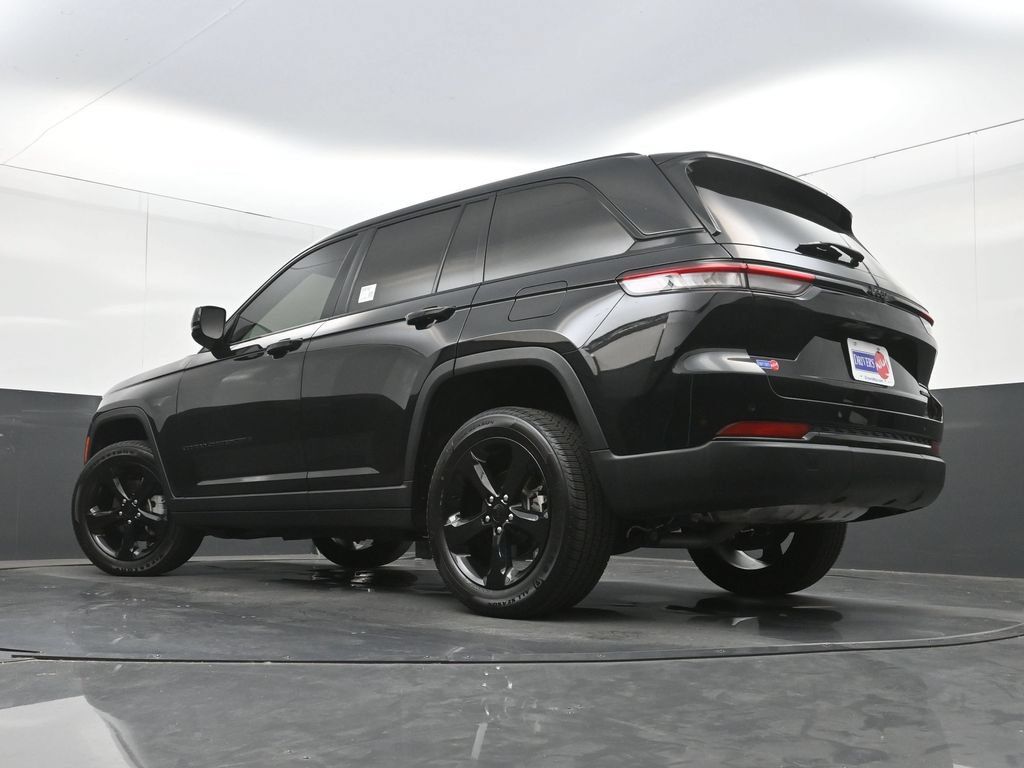 Used 2023 Jeep Grand Cherokee Limited w/ Black Appearance Package RWD image 34